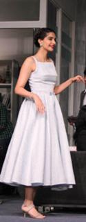 Sonam Kapoor feet photo thumbnail