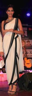 Sonam Kapoor feet photo thumbnail