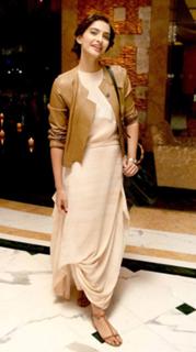 Sonam Kapoor feet photo thumbnail