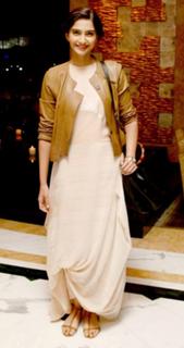 Sonam Kapoor feet photo thumbnail