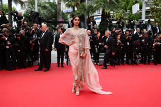 Sonam Kapoor feet photo thumbnail