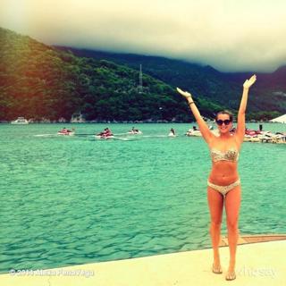 Alexa PenaVega feet photo thumbnail