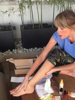 Alessia Marcuzzi feet photo thumbnail