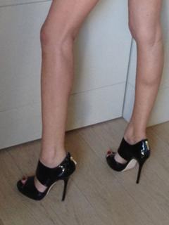 Alessia Marcuzzi feet photo thumbnail