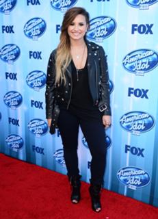 Demi Lovato feet photo thumbnail