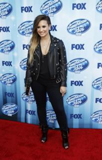 Demi Lovato feet photo thumbnail