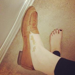 Rachel Brosnahan feet photo thumbnail