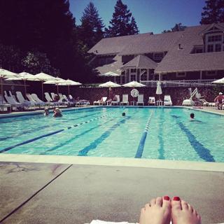 Rachel Brosnahan feet photo thumbnail