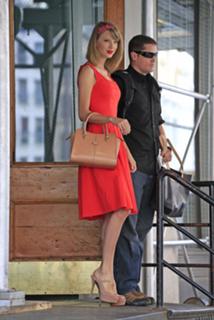 Taylor Swift feet photo thumbnail