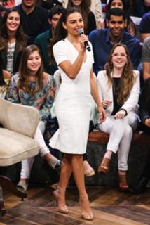 Isis Valverde feet photo thumbnail