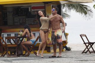 Isis Valverde feet photo thumbnail