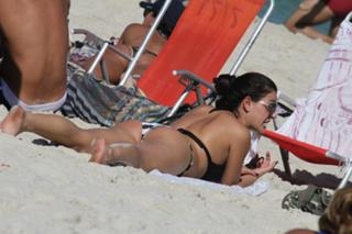 Isis Valverde feet photo thumbnail