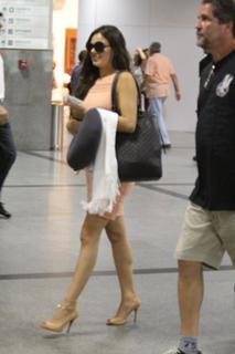 Isis Valverde feet photo thumbnail