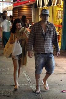 Isis Valverde feet photo thumbnail