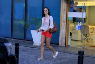 Isis Valverde feet photo thumbnail
