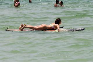 Isis Valverde feet photo thumbnail