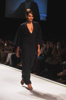 Bipasha Basu feet photo thumbnail