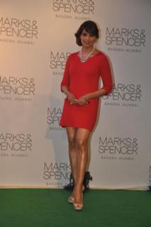 Bipasha Basu feet photo thumbnail