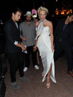 Pamela Anderson feet photo thumbnail