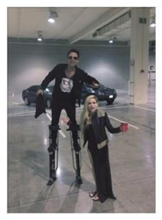 Avril Lavigne feet photo thumbnail