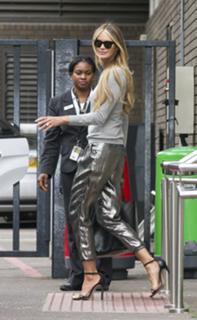 Elle Macpherson feet photo thumbnail