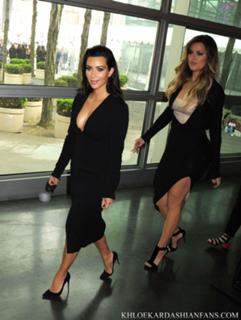 Khloé Kardashian feet photo thumbnail