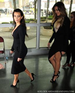 Khloé Kardashian feet photo thumbnail