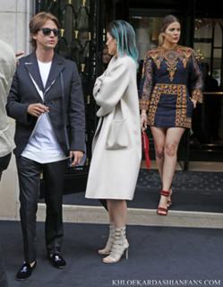 Khloé Kardashian feet photo thumbnail