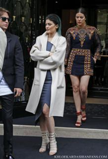 Khloé Kardashian feet photo thumbnail
