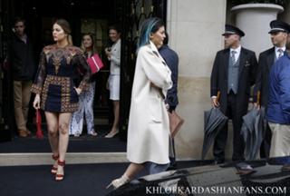 Khloé Kardashian feet photo thumbnail