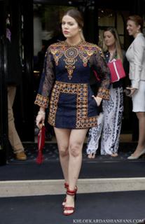 Khloé Kardashian feet photo thumbnail