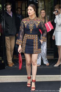 Khloé Kardashian feet photo thumbnail