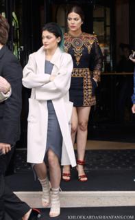 Khloé Kardashian feet photo thumbnail