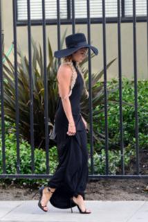 Vanessa Hudgens feet photo thumbnail