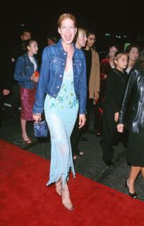 Jenna Elfman feet photo thumbnail