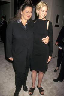 Jenna Elfman feet photo thumbnail