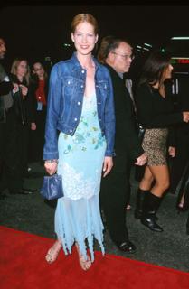 Jenna Elfman feet photo thumbnail