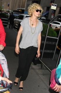 Jenna Elfman feet photo thumbnail