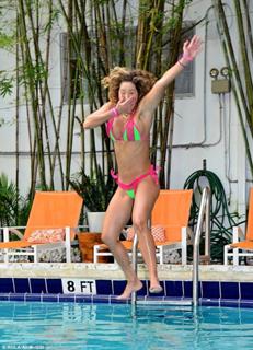 Jennifer Nicole Lee feet photo thumbnail