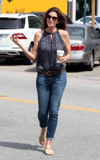 Cindy Crawford feet photo thumbnail