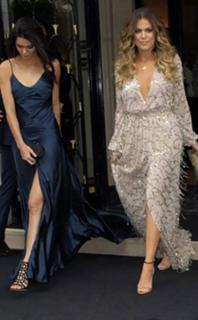 Khloé Kardashian feet photo thumbnail