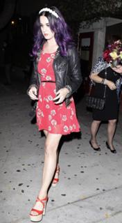 Katy Perry feet photo thumbnail