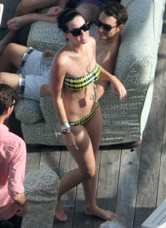 Katy Perry feet photo thumbnail