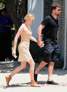 Diane Kruger feet photo thumbnail