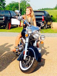 Carrie Underwood feet photo thumbnail