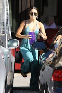 Vanessa Hudgens feet photo thumbnail