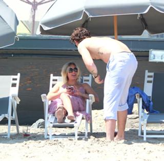 Kaley Cuoco feet photo thumbnail