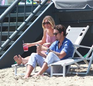 Kaley Cuoco feet photo thumbnail