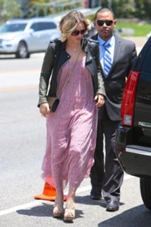 Kaley Cuoco feet photo thumbnail