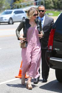 Kaley Cuoco feet photo thumbnail